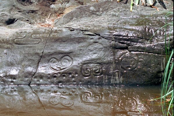 Petroglifo taíno tallado en roca